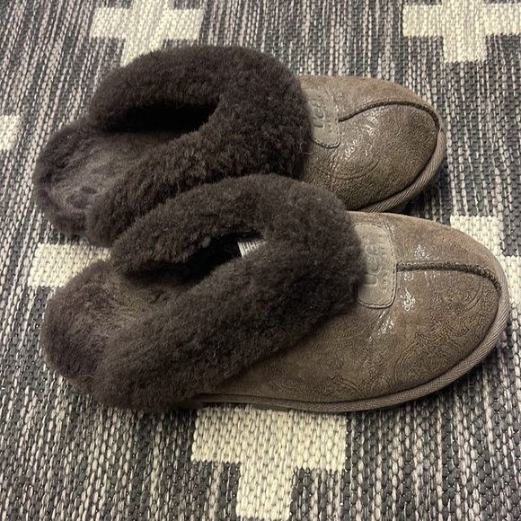 Ugg Slippers Size 5 Brown - Picture 4 of 5
